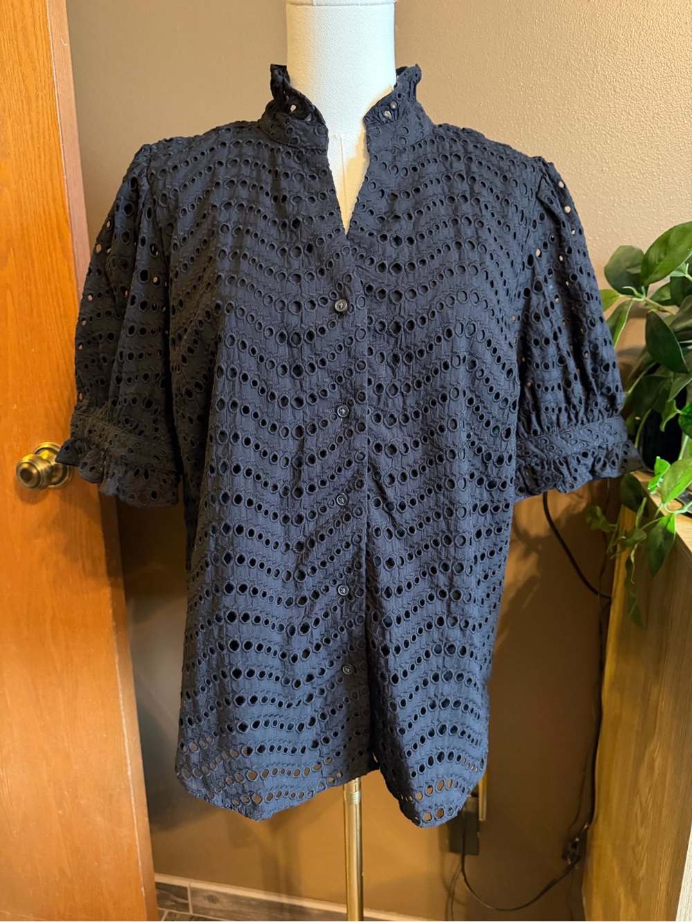 Ann Taylor Black Eyelet Ruffle Collar Puff Sleeve Top